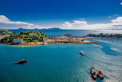 Paisaje aéreo de las islas de la Calzada de Amador y la entrada del Canal de Panamá